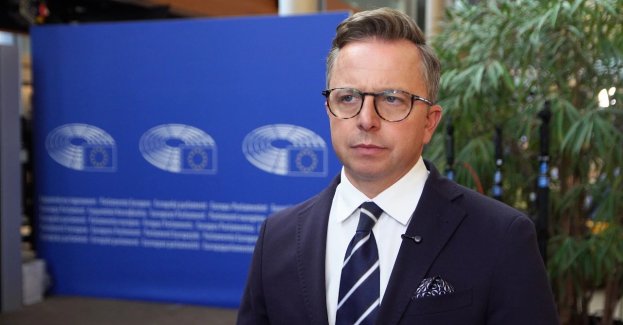Komisja Transportu i Turystyki (TRAN) Parlamentu Europejskiego pracuje nad pakietem pasażerskim, który w maju br. zaproponowała Komisja Europejska. Jednym z jego założeń jest wprowadzenie jednego wspólnego biletu kolejowego, czyli możliwości łączenia ofert różnych przewoźników w jednej transakcji. Polscy europarlamentarzyści, uczestniczący w pracach, podkreślają, że nowe rozwiązanie ułatwi życie pasażerom, ale nie wiadomo, jakim obciążeniem będzie dla małych przewoźników regionalnych.